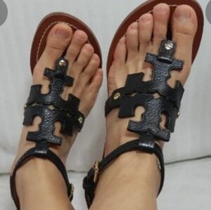 Woman's tory Burch phoebe logo thong sandals in black size 7